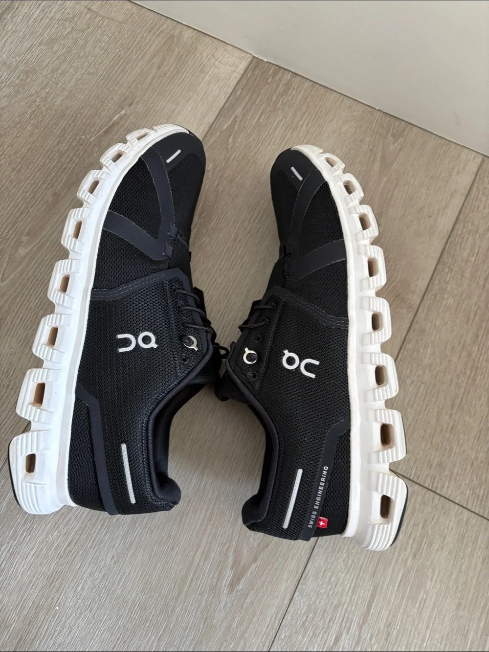 On Running Cloud 6 Men's Size M 8.5  black  White Running Shoes